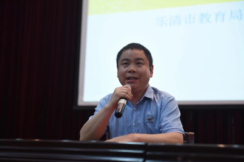 他代表乐成公立寄宿学校热烈欢迎章教授,吴特和王特以及与会的全体